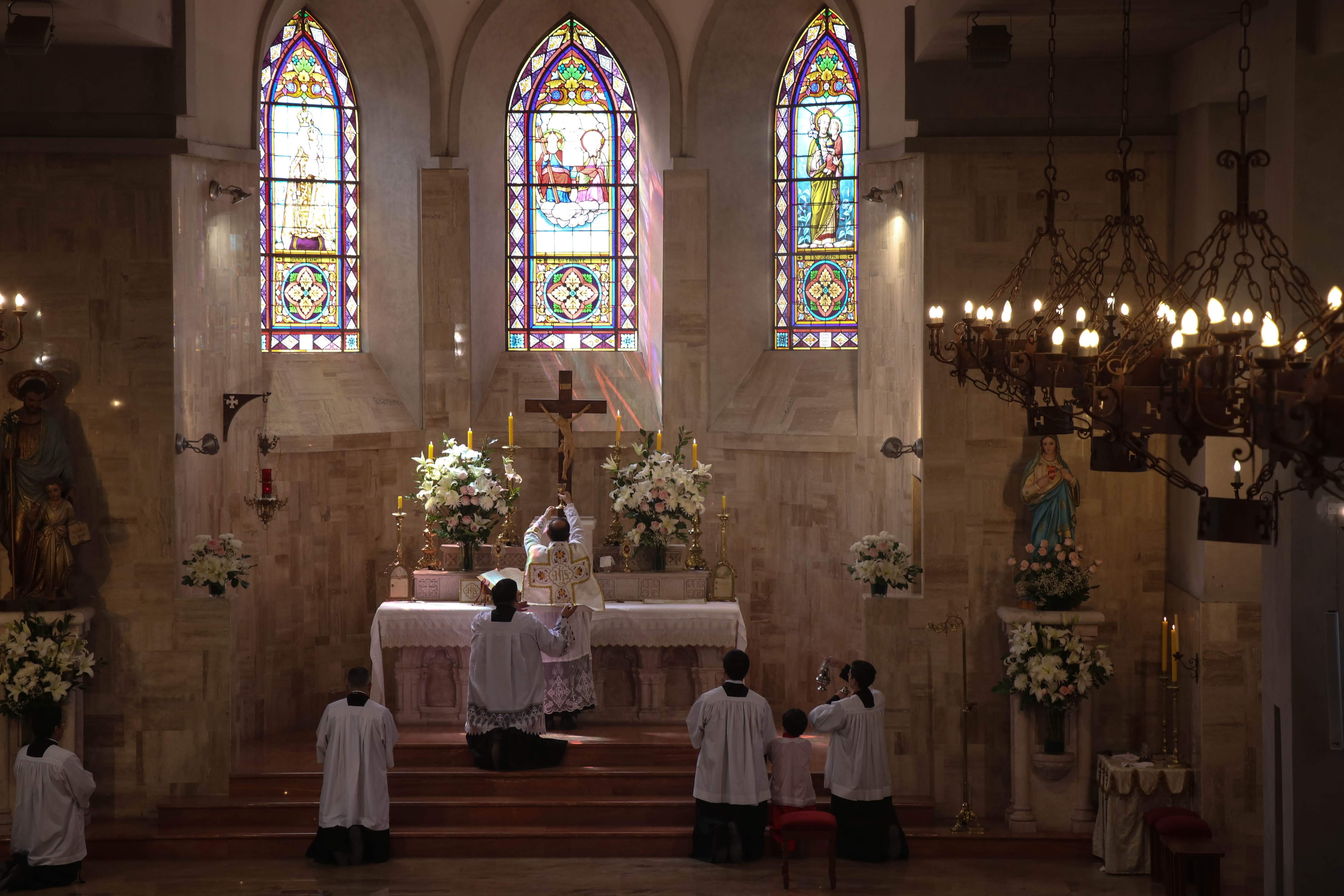 Celebración de la Santa Misa ante el altar