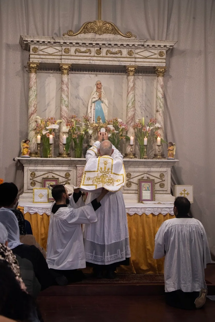 Celebración de la Misa frente al altar de la capilla de La Serena