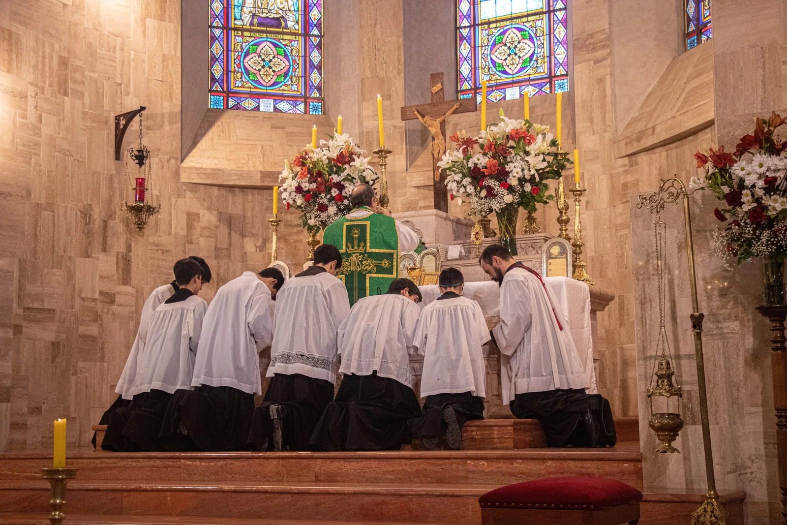 Celebración de la Misa en la iglesia, vista hacia el altar
