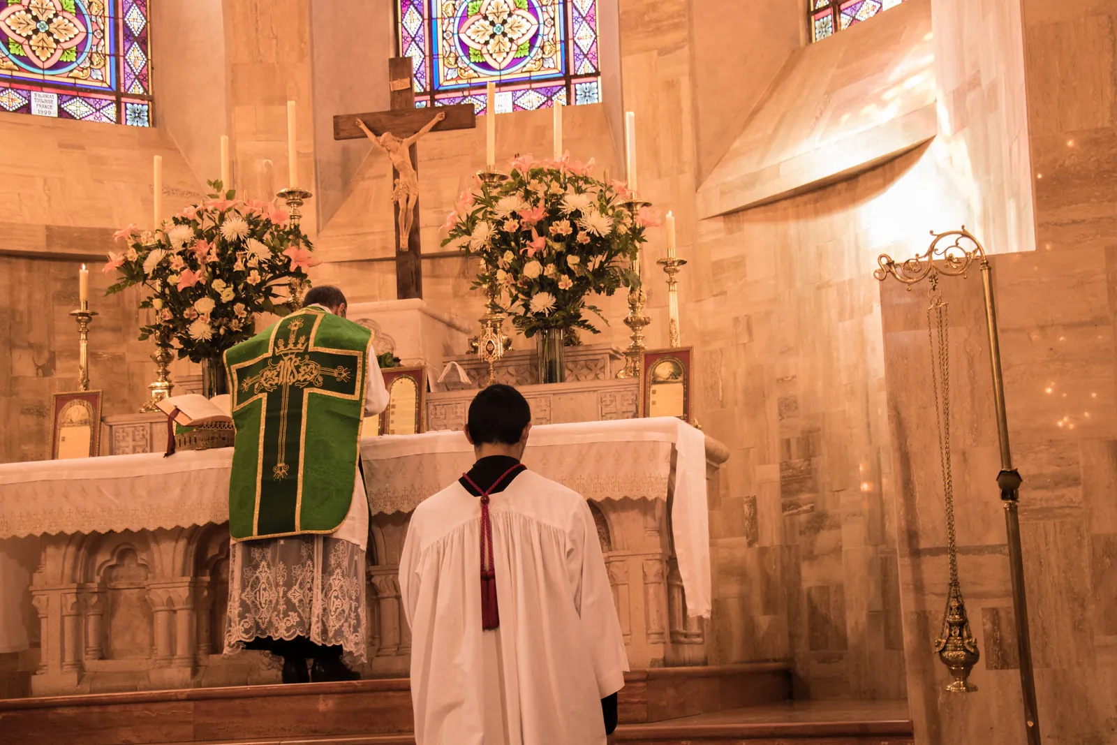 El sacerdote y un monaguillo ante el altar